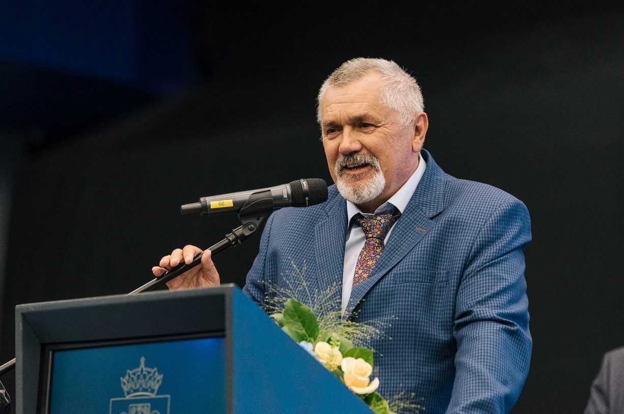 Aleksander Wojciechowski odbiera tytuł dla najlepszego trenera podczas uroczystej sesji Rady Miasta 29.06.2021 - grafika artykułu