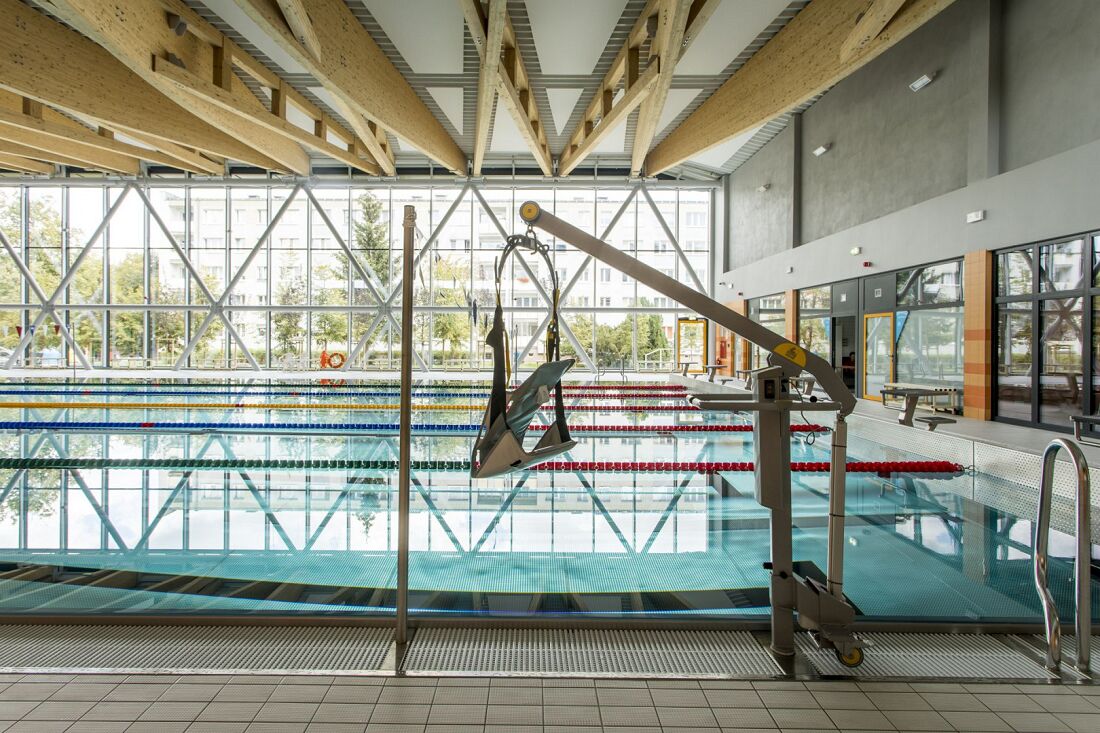 Podnośnik krzesełkowy na pływalni Rataje (fot. Adam Ciereszko) - grafika artykułu