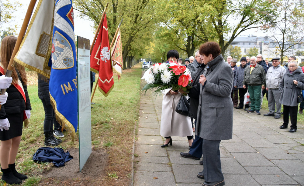 Uroczystość odsłonięcia tablicy upamiętniającej Tajną Organizację Nauczycielską (fot. Miasto Poznań) - grafika artykułu