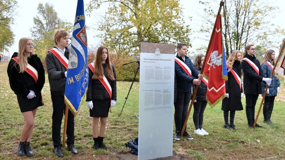 Uroczystość odsłonięcia tablicy upamiętniającej Tajną Organizację Nauczycielską (fot. Miasto Poznań)