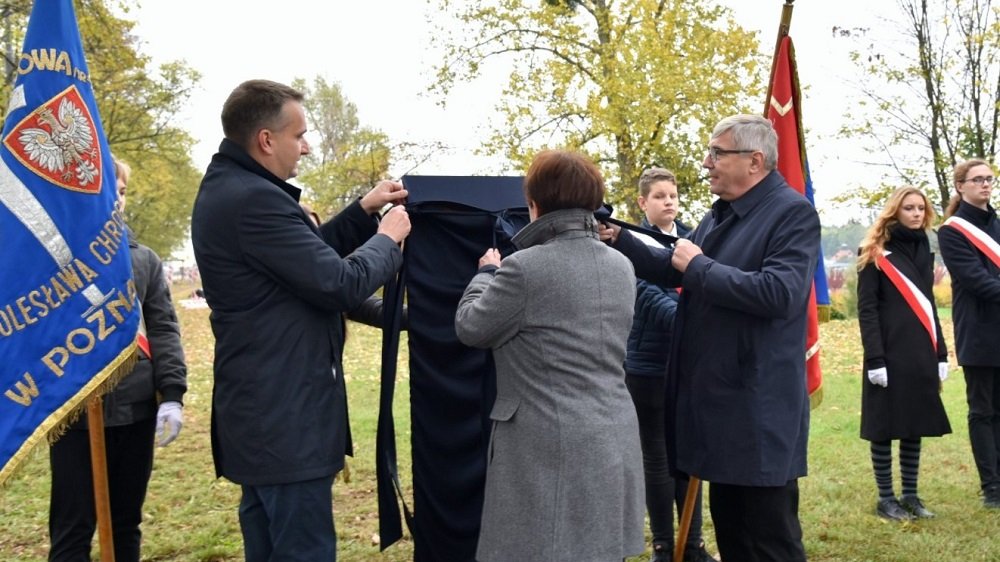 Odsłonięcia tablicy poświęconej TON dokonali: senator J. Rotnicka, wiceprezydent Poznania M. Wiśniewski i przewodniczący RMP G. Ganowicz (fot. Miasto Poznań)