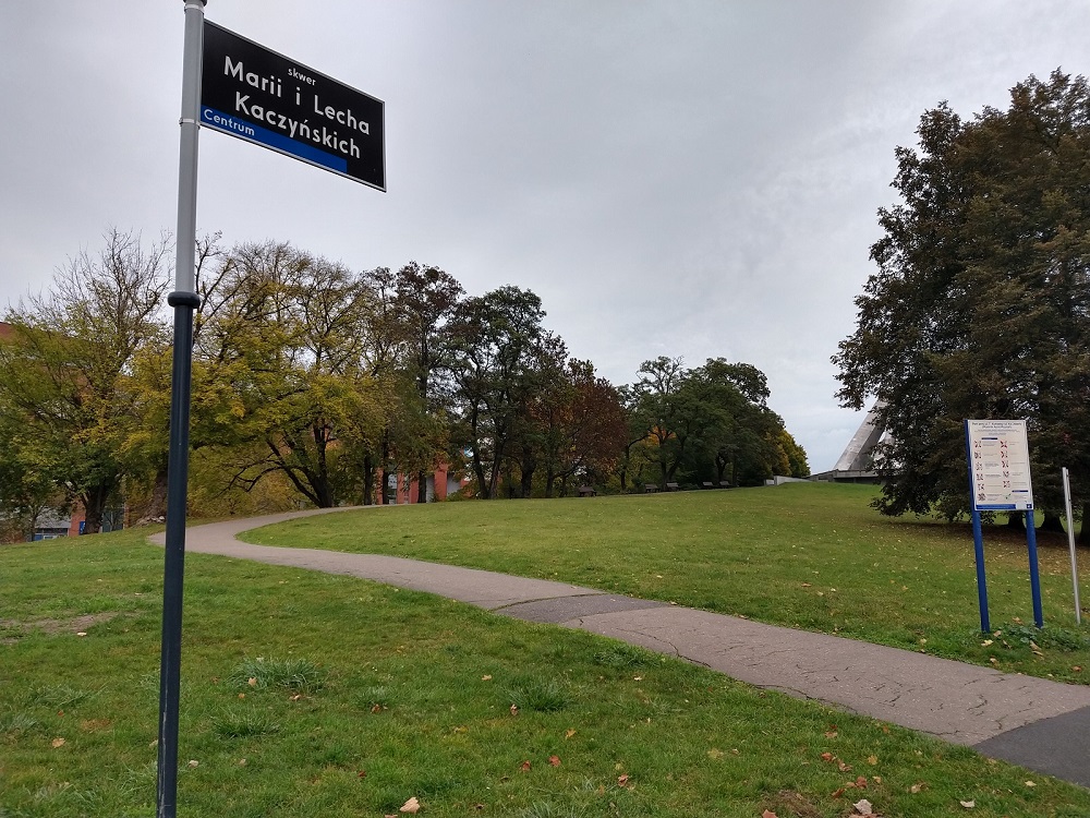 Skwer Marii i Lecha Kaczyńskich (fot. Rada Osiedla Stare Miasto) - grafika artykułu