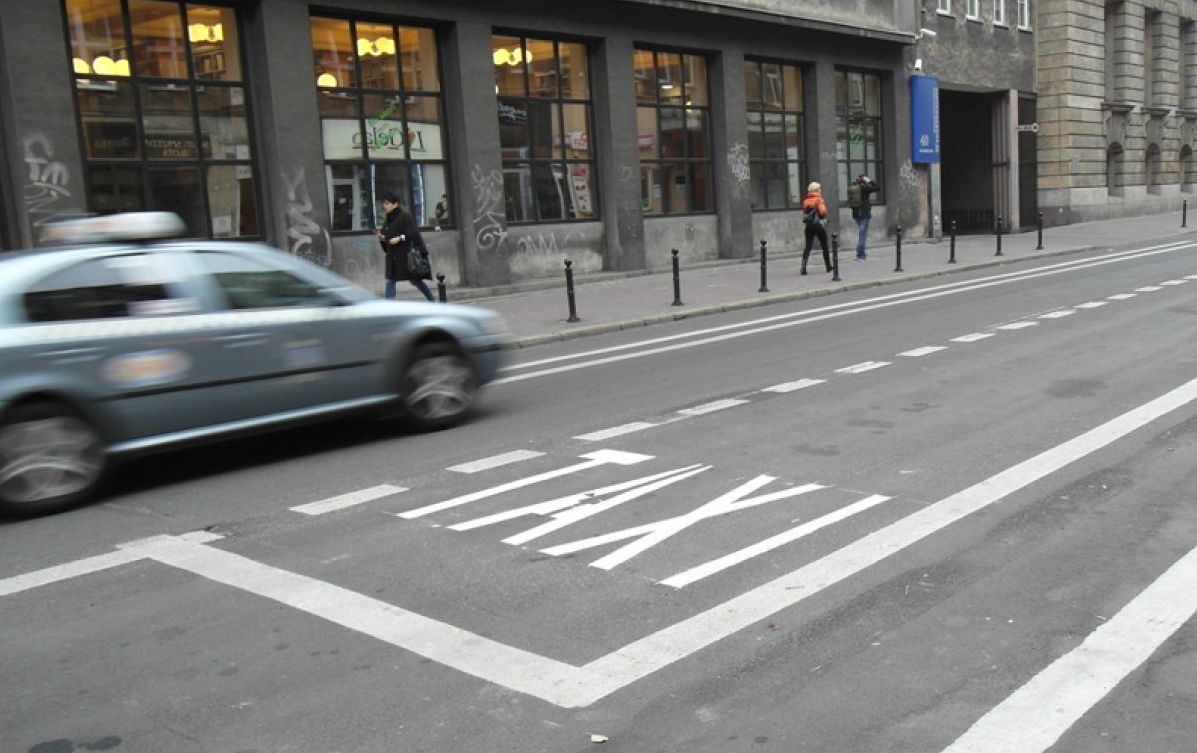 Taksówka na ulicy Ratajczaka w Poznaniu, fot. ZDM - grafika artykułu