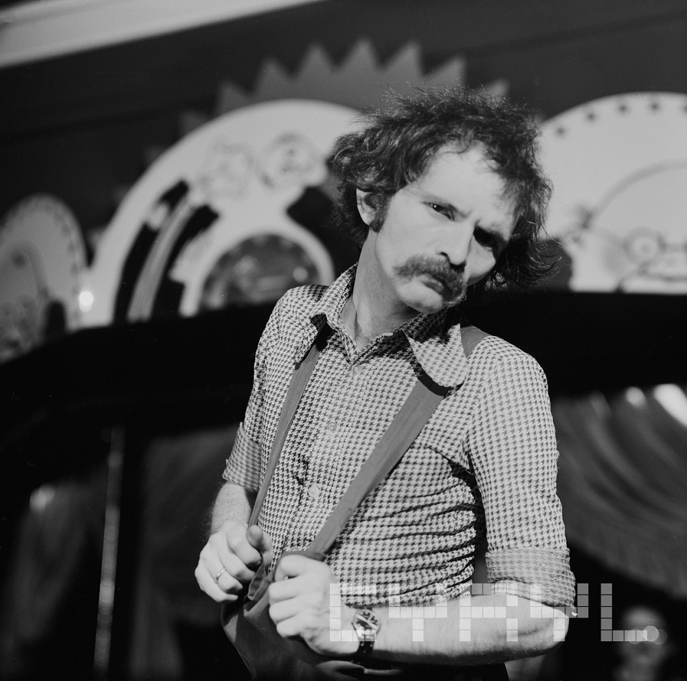 Bohdan Smoleń w programie kabaretu Tey "Zbiórka, czyli z rolnictwem na Tey" w siedzibie kabaretu przy ul. Woźnej - grafika artykułu