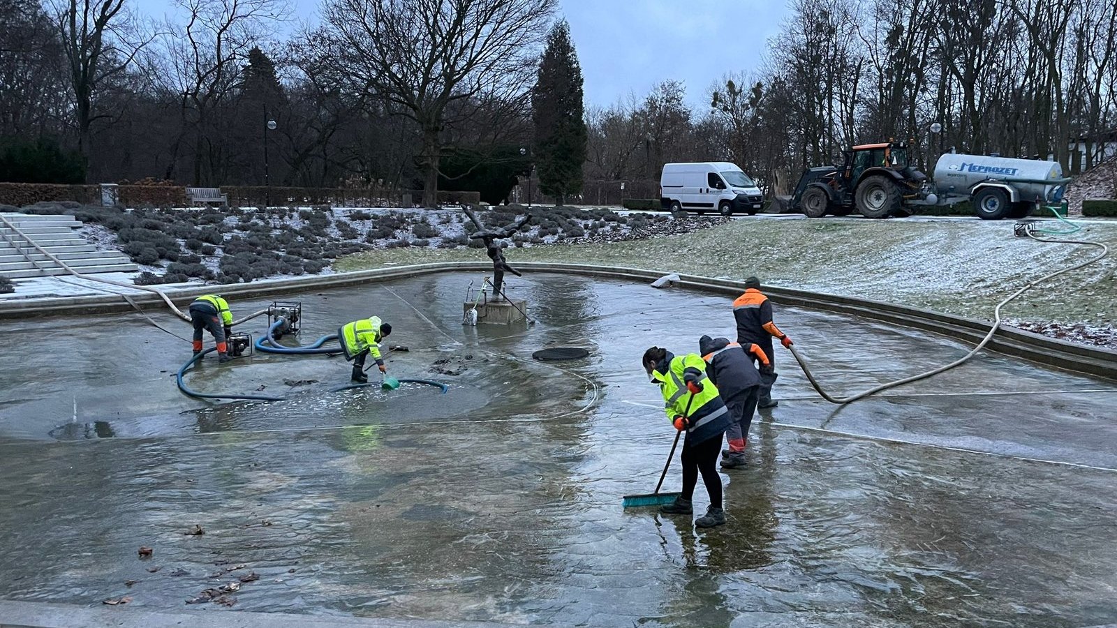 Sprzątanie zbiorników wodnych na Cytadeli, Fot. Zarząd Zieleni Miejskiej
