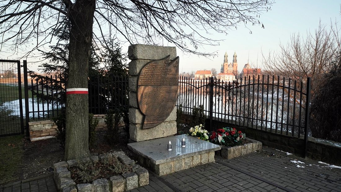 Obelisk upamiętniający bohaterów akcji Bollwerk (fot. Grzegorz Dembiński)
