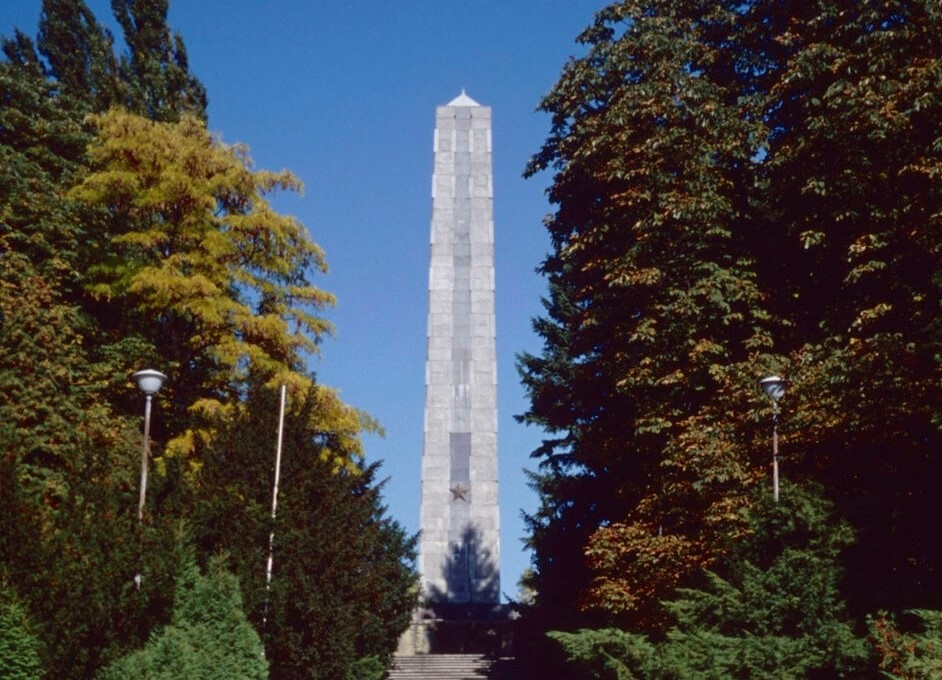 Pomnik Bohaterów na południowym stoku Cytadeli (fot. cyryl.poznan.pl / fototeka Urzędu Miasta Poznania) - grafika artykułu