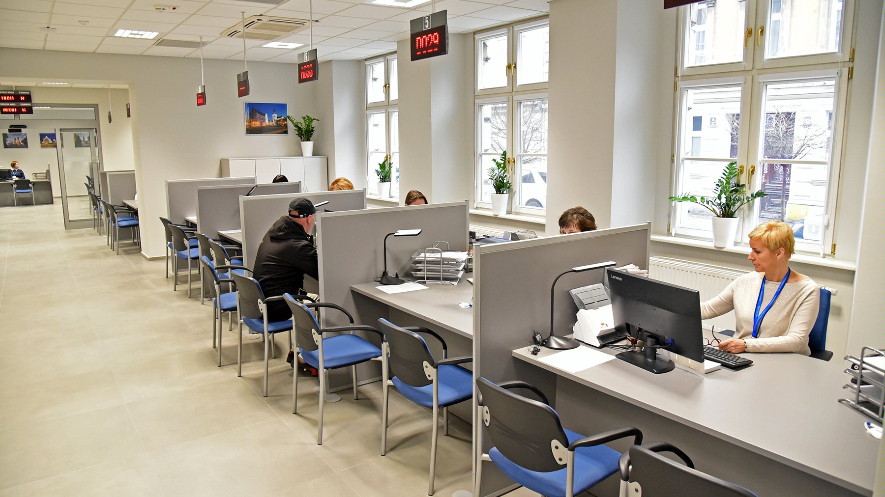 Wnioski o jednorazowe świadczenie dla uchodźców z Ukrainy można składać w Poznańskim Centrum Świadczeń przy ul. Wszystkich Świętych 1 - grafika artykułu