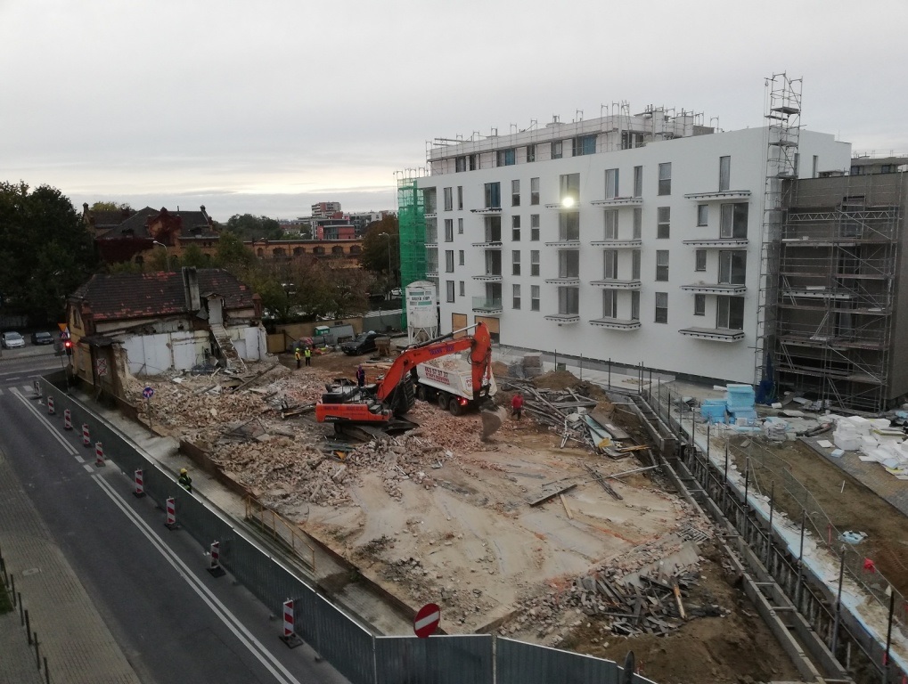 Październik 2020 r. - zburzony historyczny budynek magazynu portowego przy ul. Szyperskiej (fot. Tomasz Dworek) - grafika artykułu