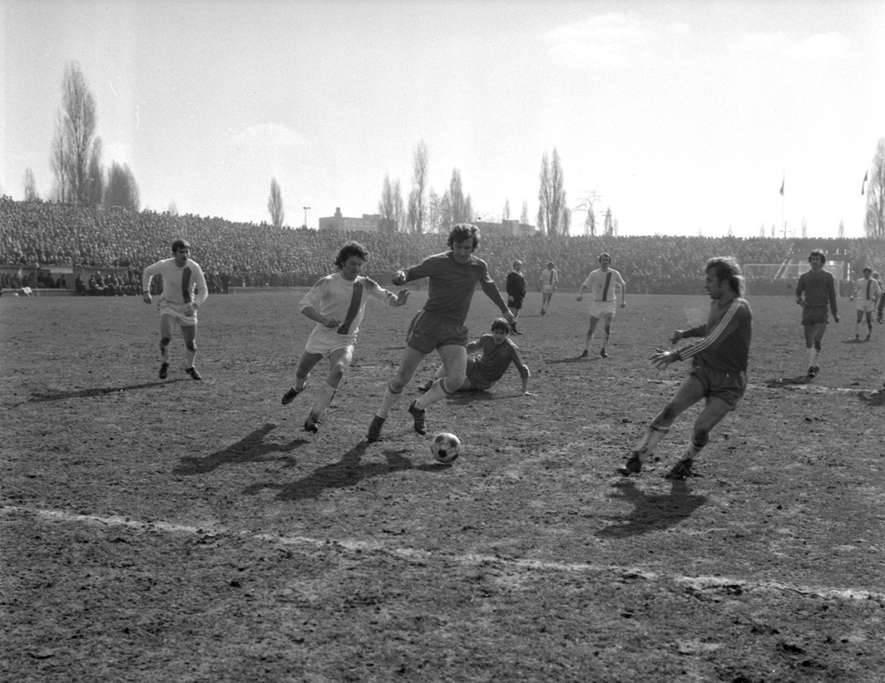 Mecz Lech Poznań - Stal Mielec (1:1) rozegrany 12.03.1978 r. na stadionie na Dębcu w ramach rozgrywek I ligi piłki nożnej w sezonie 1977-78 (fot. Stanisław Wiktor / cyryl.poznan.pl) - grafika artykułu