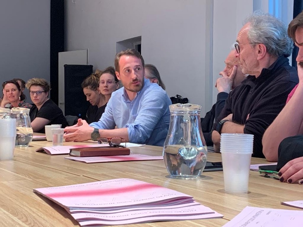 Radny Grzegorz Jura - przewodniczący Komisji Kultury i Nauki - apeluje aby nie dokonywać połączenia Estrady Poznańskiej i Teatru Ósmego Dnia. - grafika artykułu