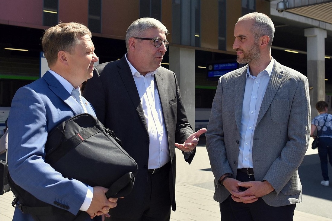 Przewodniczący RMP Grzegorz Ganowicz (w środku) i Belit Onay nadburmitrz Hanoweru (z prawej) - grafika artykułu