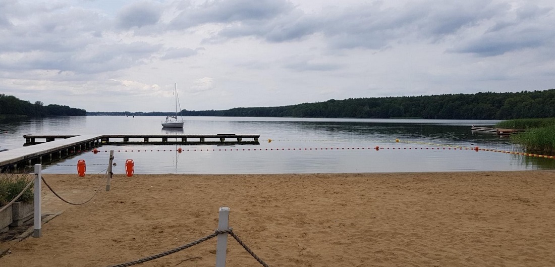 Miejska plaża nad Jeziorem Kierskim, fot. POSiR - grafika artykułu