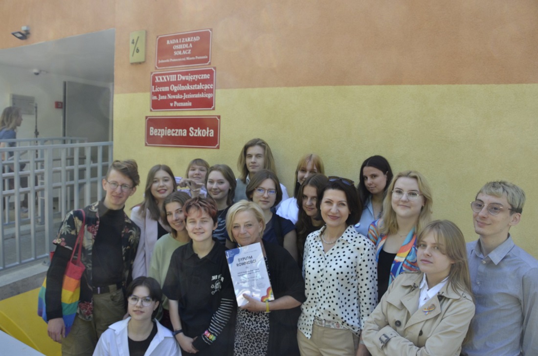 XXXVIII Dwujęzyczne Liceum Ogólnokształcące w Poznaniu zwyciężyło w ogólnopolskim rankingu na szkołę najbardziej przyjazną osobom LGBTQ+ (fot. Miłosz Piękny) - grafika artykułu