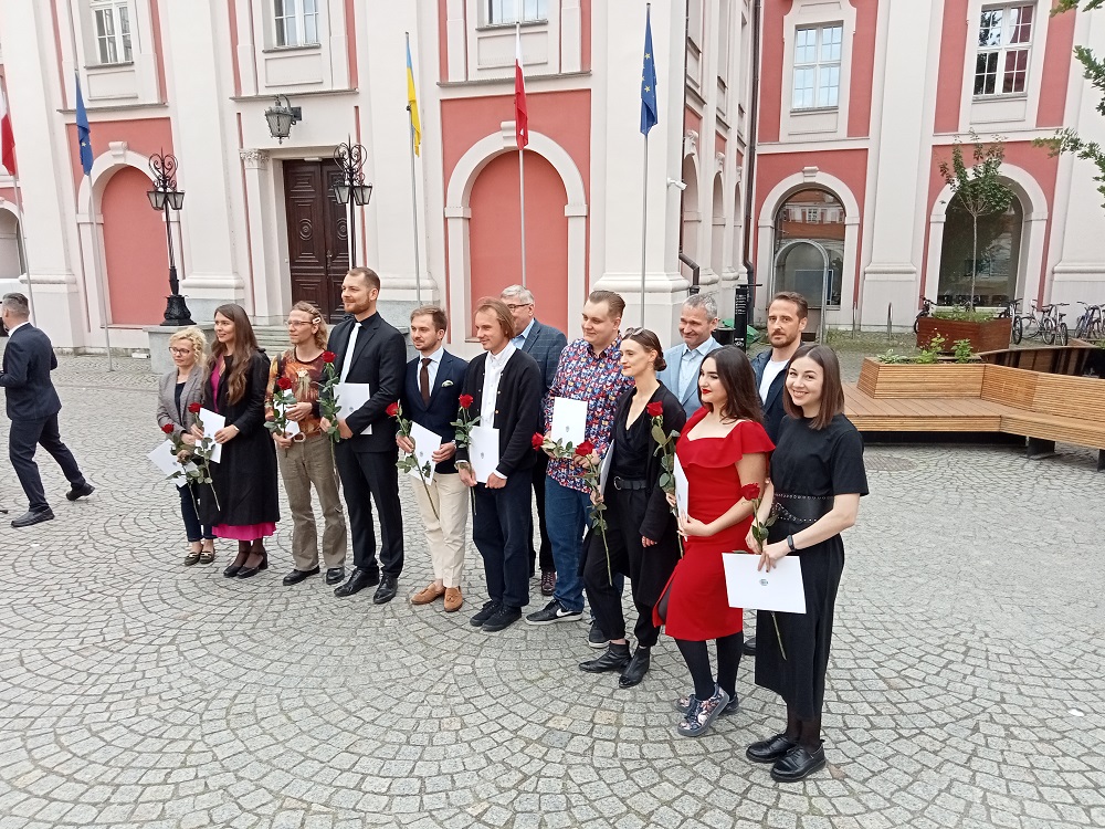 Laureatki i laureaci Stypendiów Artystycznych Miasta Poznania 2022 (fot. biuletyn.poznan.pl) - grafika artykułu