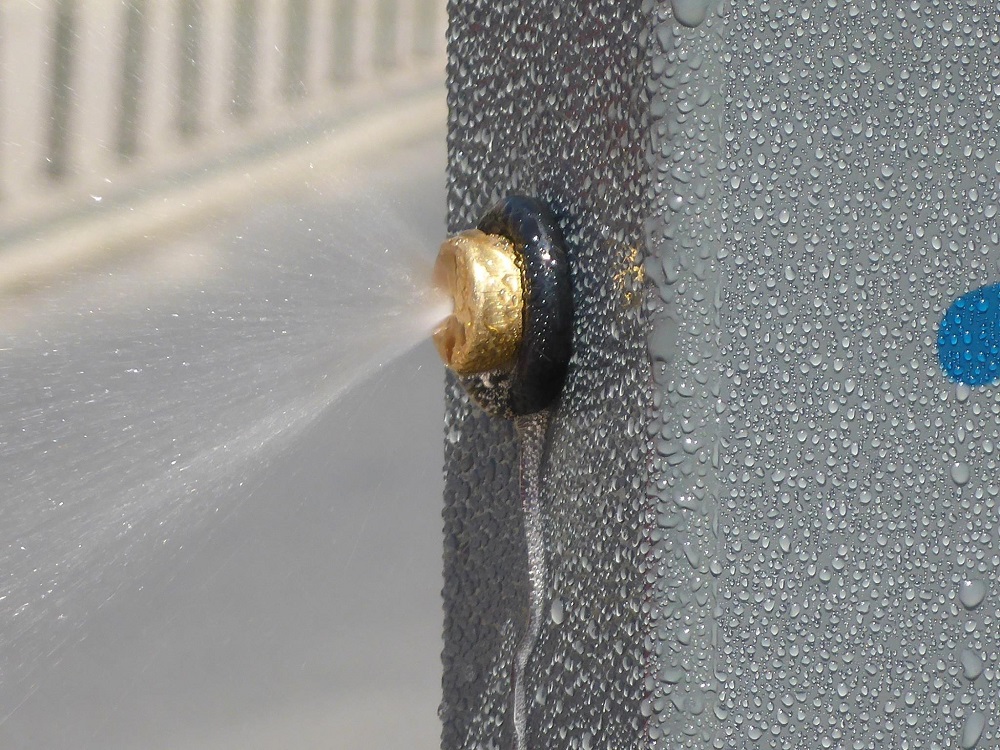 Podczas upałów Aquanet stawia w Poznaniu mgławice, które dają ochłodę, a zużywają niewiele wody, można je też samodzielnie włączyć i wyłączyć (fot. Aquanet) - grafika artykułu