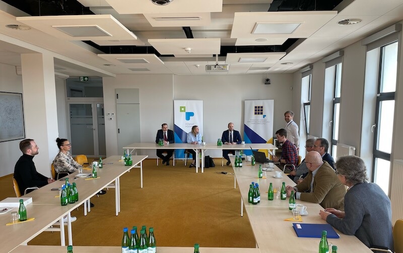 Podpisanie umowy z dostawcą systemu informatycznego i infrastruktury technicznej MeSIP - kwiecień 2022 r. (fot. metropoliapozznan.pl) - grafika artykułu