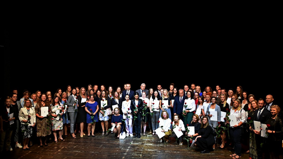 Ponad 200 pracowników poznańskich szkół zdało egzamin i awansowało na stopień nauczyciela mianowanego, fot. Miasto Poznań - grafika artykułu