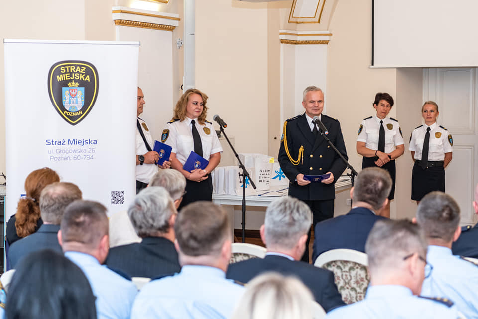 Sala Biała Urzędu Miasta Poznania - uroczystość z okazji Dnia Straży Gminnej oraz wyboru najlepszego strażnika 2022 roku (fot. Jan Ziarnicki, Gabinet Prezydenta) - grafika artykułu