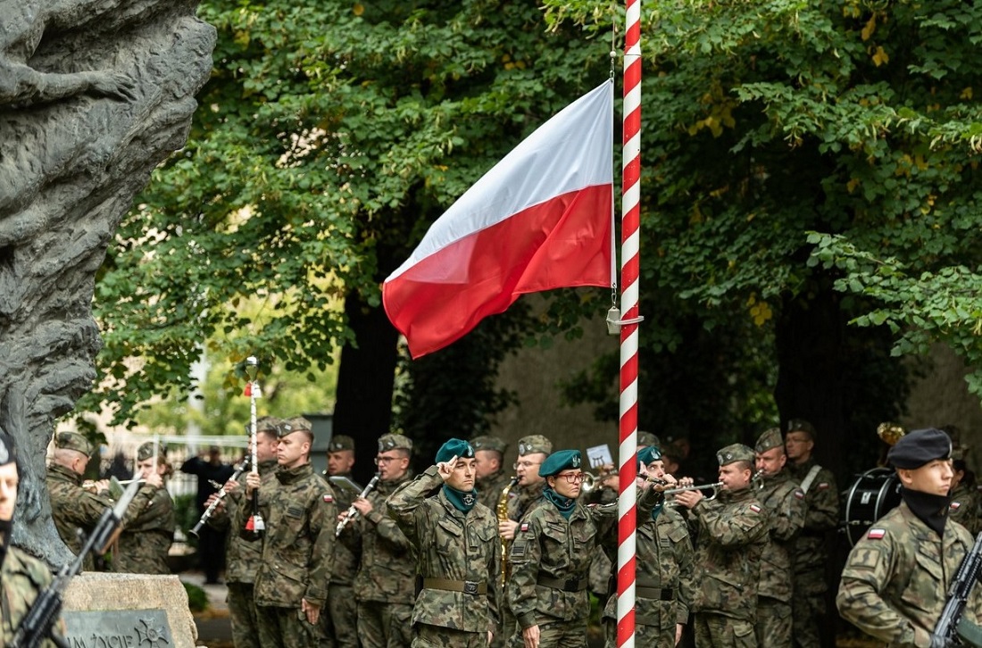 Flaga Państwowa przed pomnikiem Ofiar Katynia i Sybiru podczas uroczystości uczczenia 83. rocznicy agresji ZSRR na Polskę - grafika artykułu