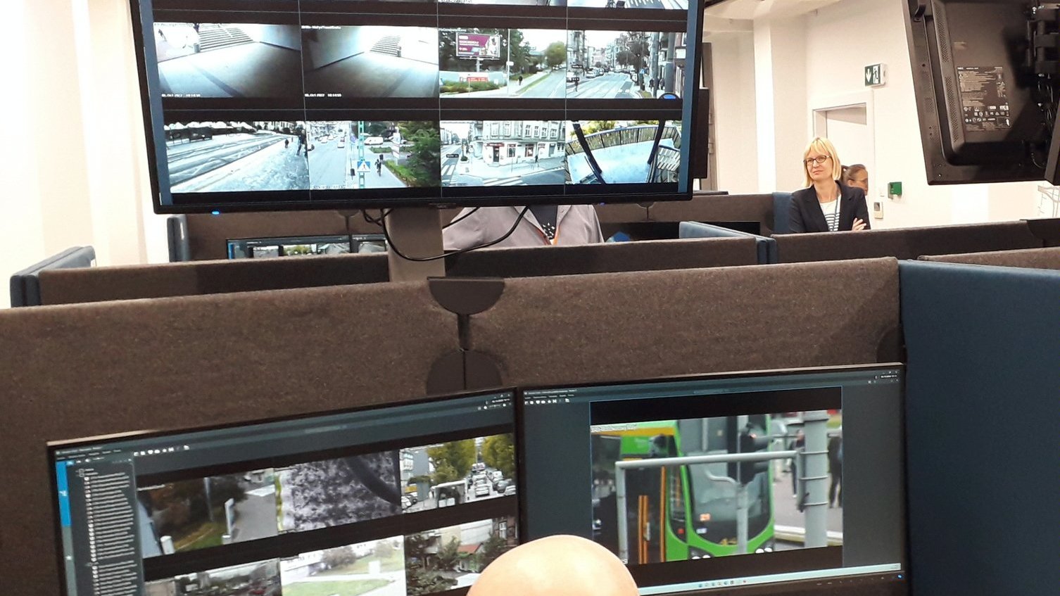 Operator monitoringu przy swoim stanowisku