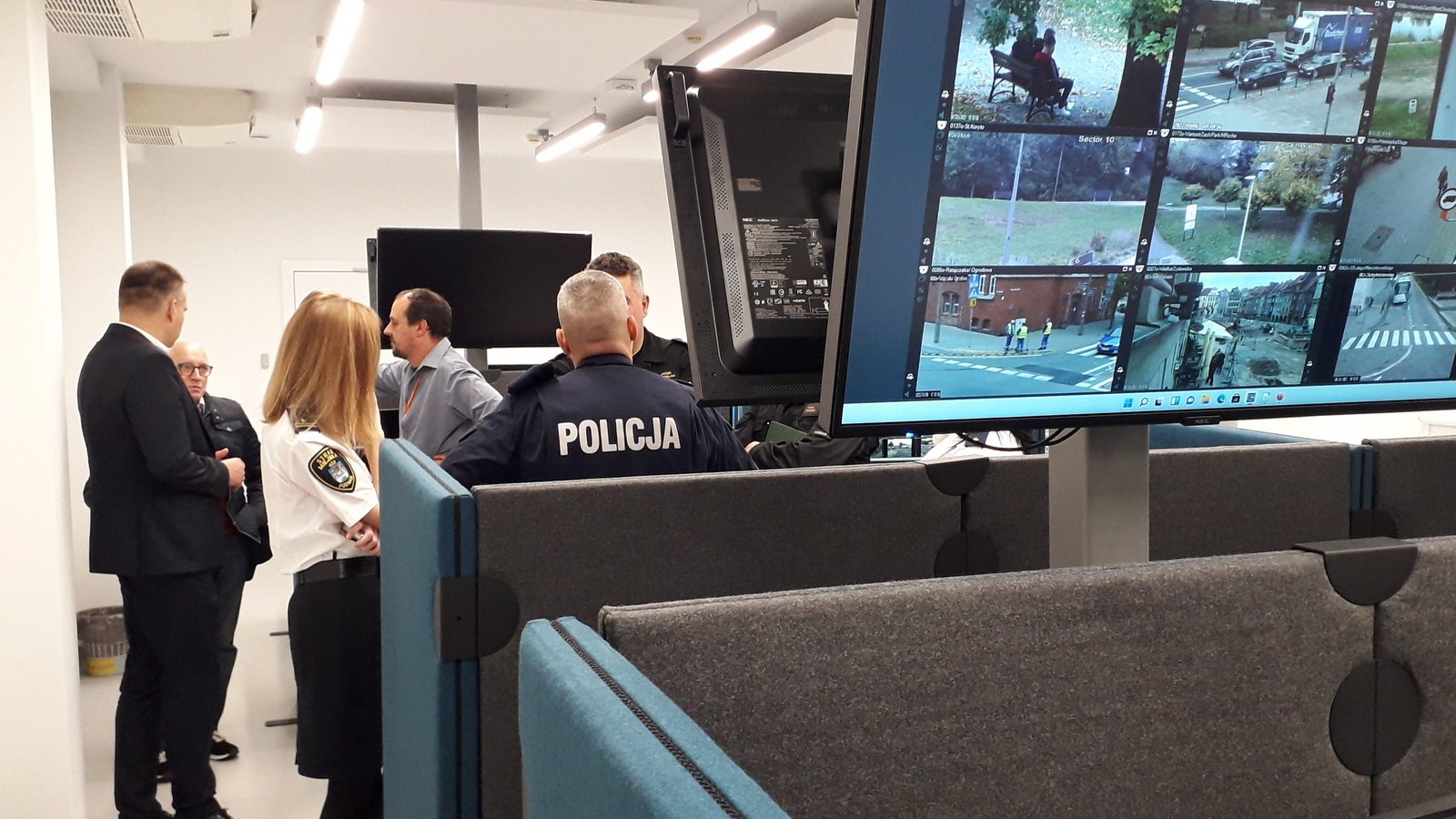 Operatorzy monitoringu przy swoich stanowiskach