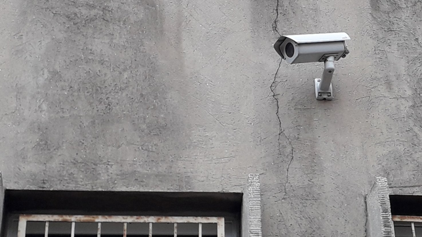 Kamera monitoringu na budynku Urzędu Miasta Poznania