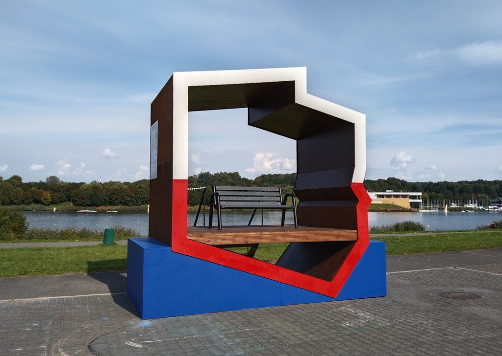 Konstrukcja z ławką została usytuowana nad brzegiem Jeziora Maltańskiego - grafika artykułu