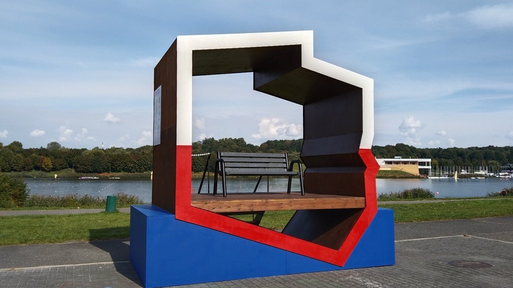 Konstrukcja z ławką została usytuowana nad brzegiem Jeziora Maltańskiego