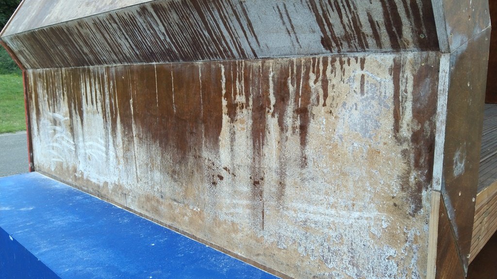 Zniszczenia konstrukcji w wyniku opadów deszczu