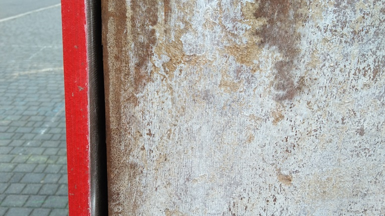 Zniszczenia konstrukcji w wyniku opadów deszczu