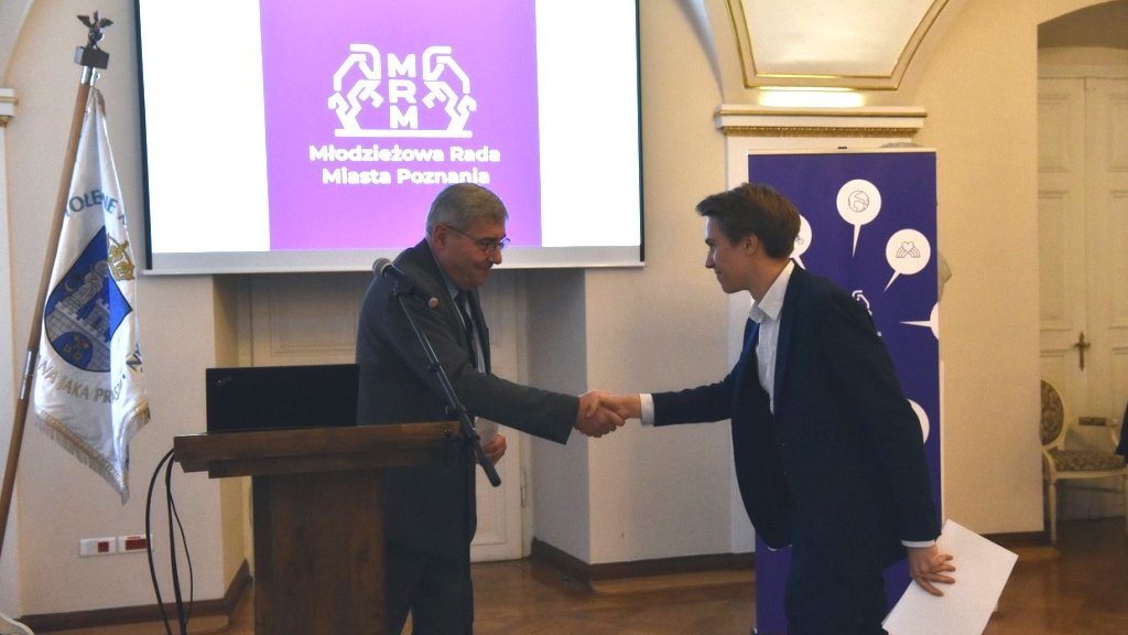 Przewodniczący Rady Miasta Poznania Grzegorz Ganowicz gratuluje Tomaszowi Poprawskiemu wyboru na przewodniczącego Młodzieżowej Rady Miasta Poznania, fot. Miasto Poznań