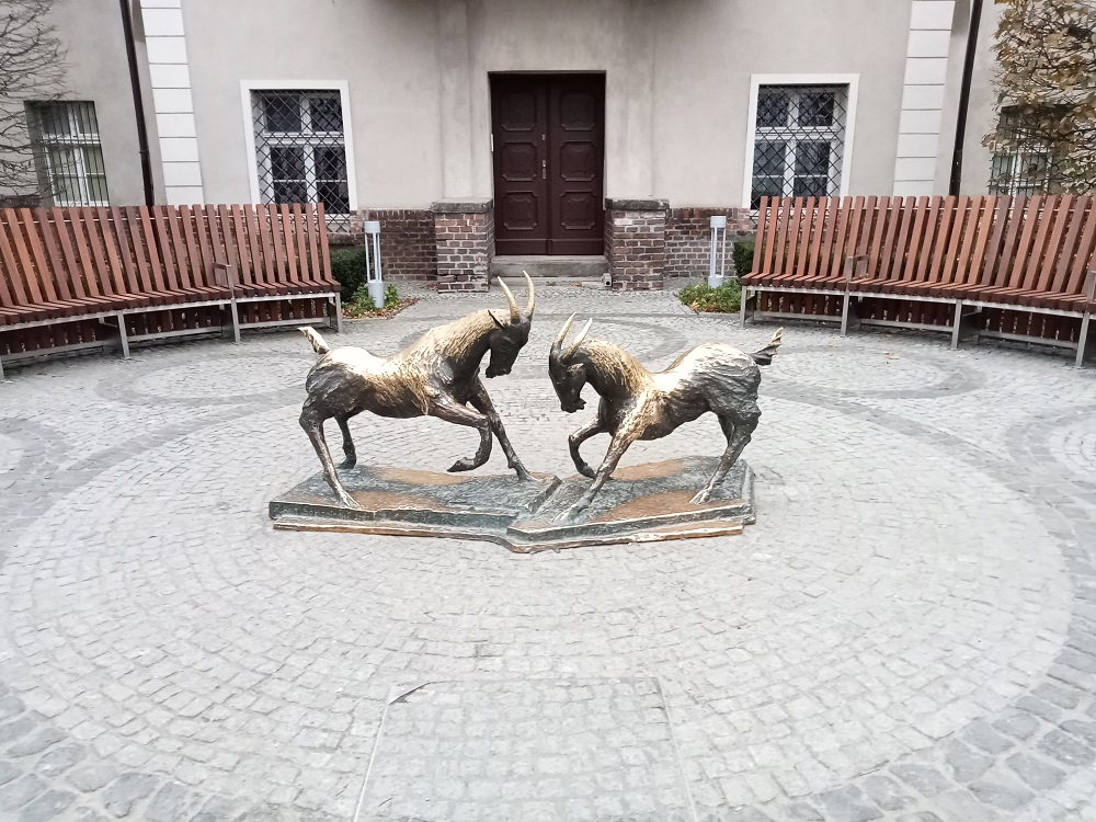 Rzeźba "Koziołków" w obecnej lokalizacji na pl. Kolegiackim, fot. biuletyn.poznan.pl - grafika artykułu