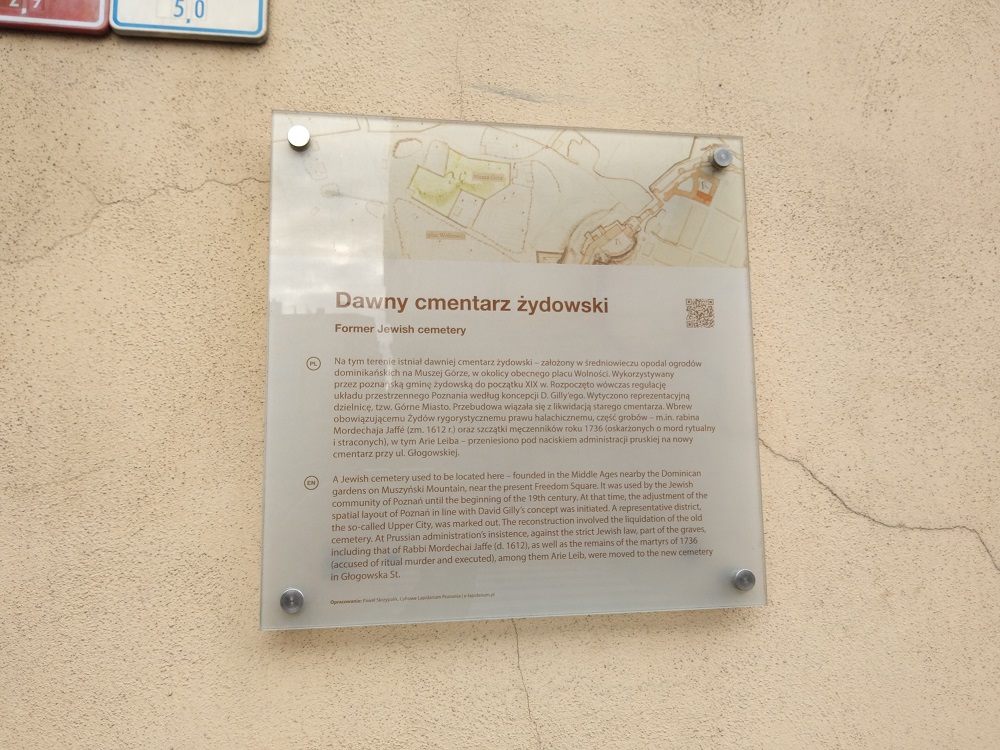 Tablica u zbiegu ul. 3 Maja i Pl. Wolności, upamiętniająca dawny cmentarz żydowski - grafika artykułu