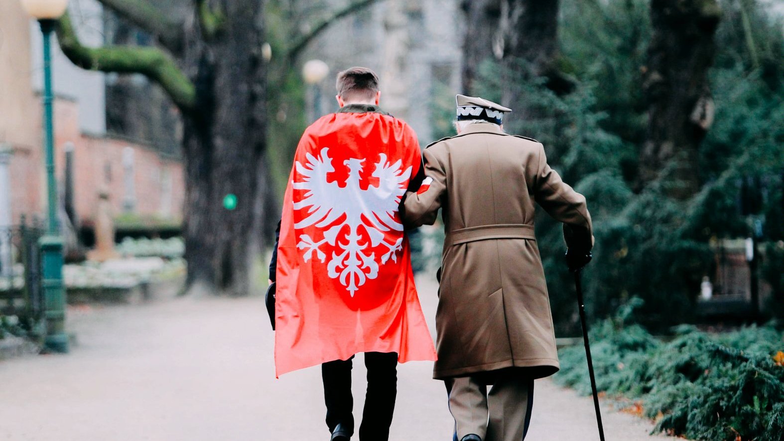 Na zdjęciu gen. Jan Podhorski, odprowadzany przez wolontariusza po uroczystości na Cmentarzu Zasłużonych w Poznaniu