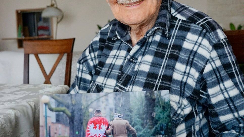 Generał Podhorski otrzymał od autora odbitkę zdjęcia z uroczystości na Cmentarzu Zasłużonych