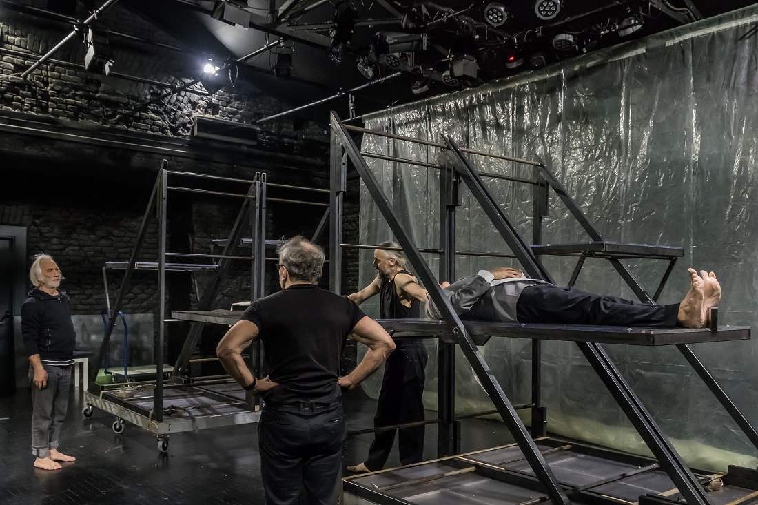 Przygotowania do premiery Teatru Ósmego Dnia "KAFKA: [tekst urywa się]", grudzień 2022 r., fot. Zdzisław Orłowski - grafika artykułu