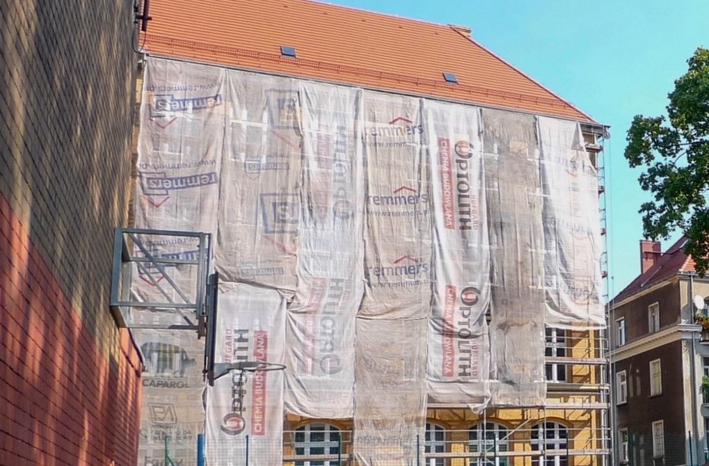 Remont fasady budynku szkolnego przy ul. Berwińskiego (2020 r.), fot. PIM - grafika artykułu