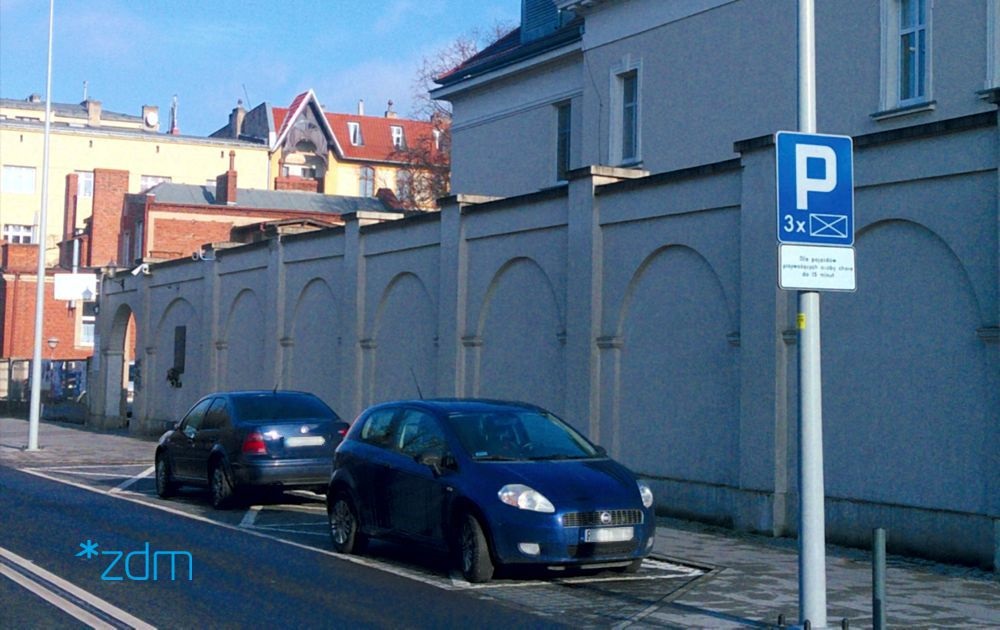 Darmowe koperty przy szpitalu na ul. Jarochowskiego, fot. ZDM Poznań - grafika artykułu