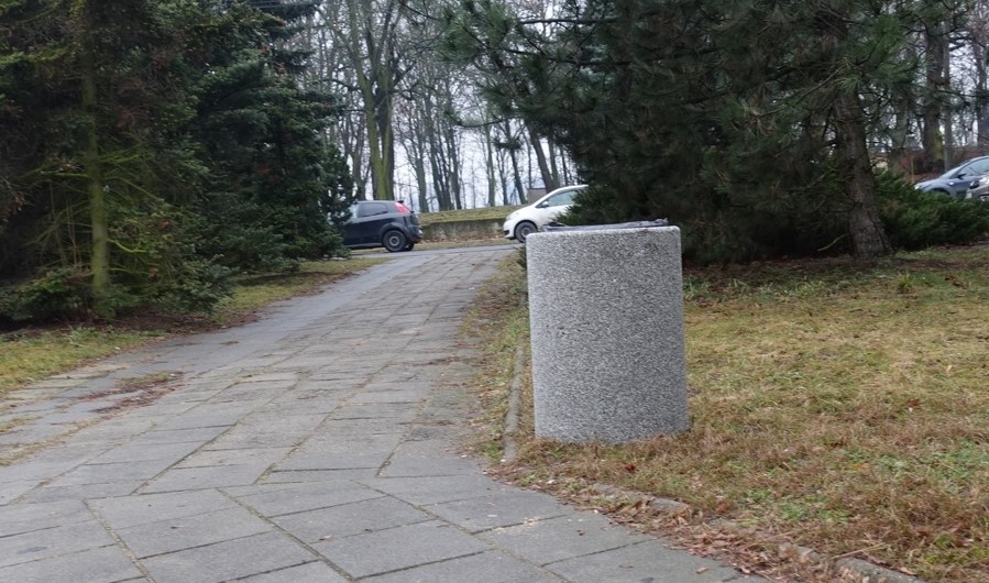 Jedna z form kosza na śmieci określona w Katalogu Mebli Miejskich - grafika artykułu