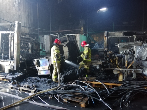 Strażacy dogaszają i kontrolują spaloną halę magazynową - grafika artykułu