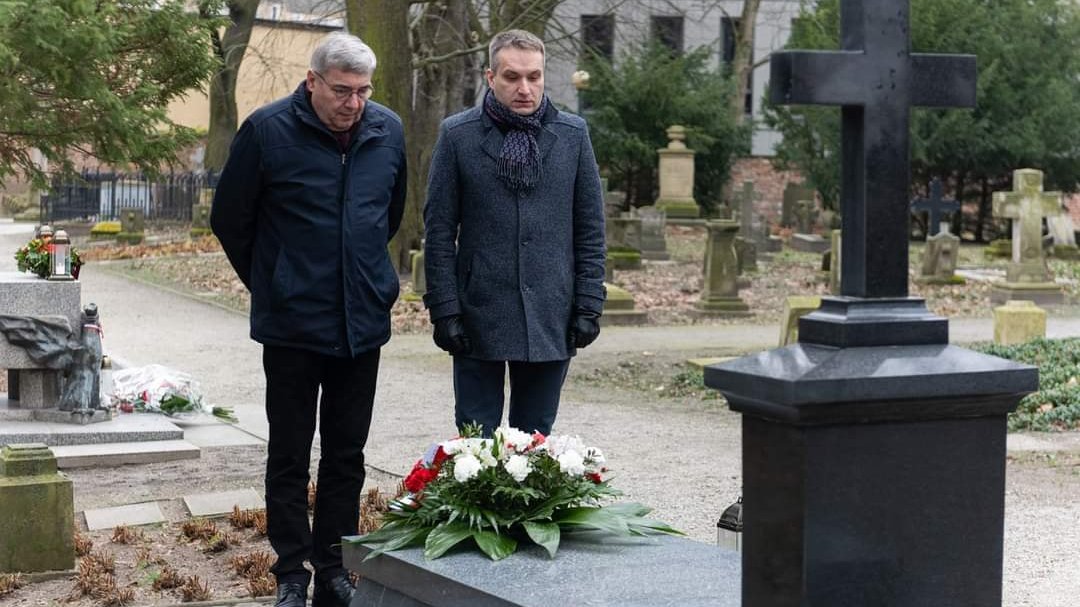 Kwiaty na grobie Cyryla Ratajskiego złożyli: Grzegorz Ganowicz - przewodniczący rady miasta i Mariusz Wiśniewski - zastępca prezydenta Poznania