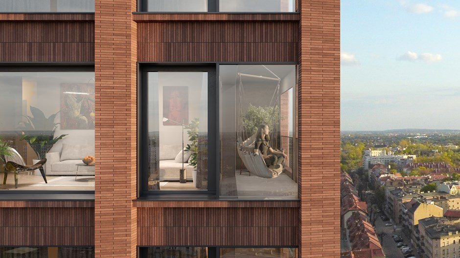 Widok przez okno do wnętrza mieszkania na dużej wysokości. Na podwieszanym fotelu przy oknie siedzi kobieta patrząca na miasto, w tle niska zabudowa dalszych dzielnic