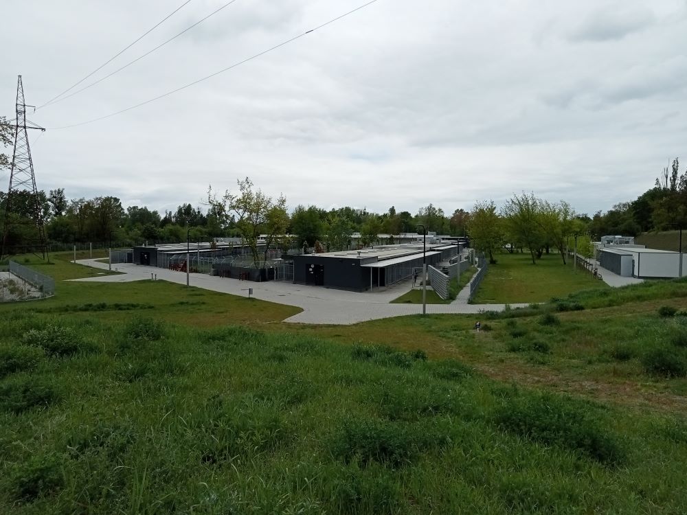 Zabudowania Schroniska dla zwierząt w Poznaniu (widok ze skarpy), fot. biuletyn.poznan.pl - grafika artykułu