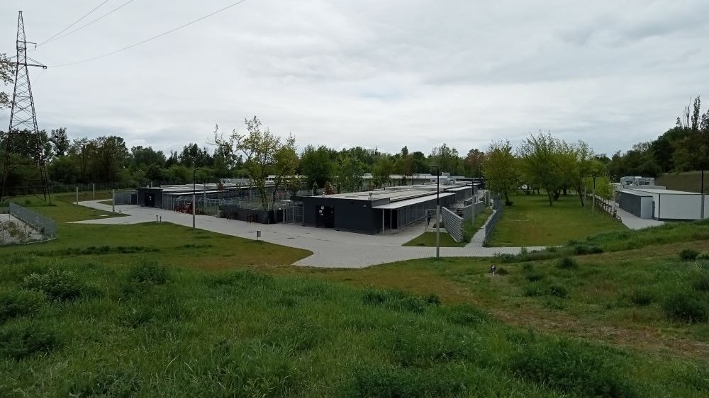 Zabudowania Schroniska dla zwierząt w Poznaniu (widok ze skarpy), fot. biuletyn.poznan.pl