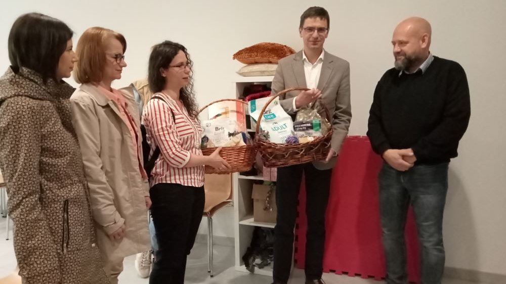 Komisja przekazała dla Schroniska zapas karmy dla zwierząt, fot. biuletyn.poznan.pl