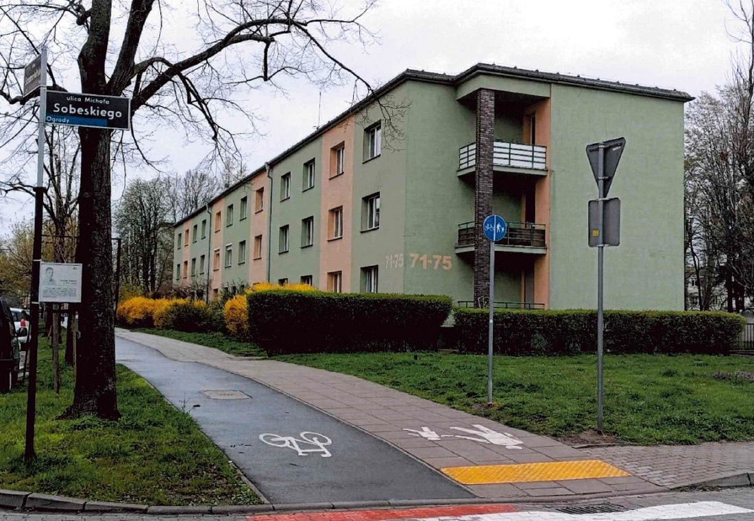 Zdjęcie z interpelacji radnej Anny Wilczewskiej ilustrujące obecne umiejscowienie tablicy z biogramem prof. Michała Sobeskiego - grafika artykułu