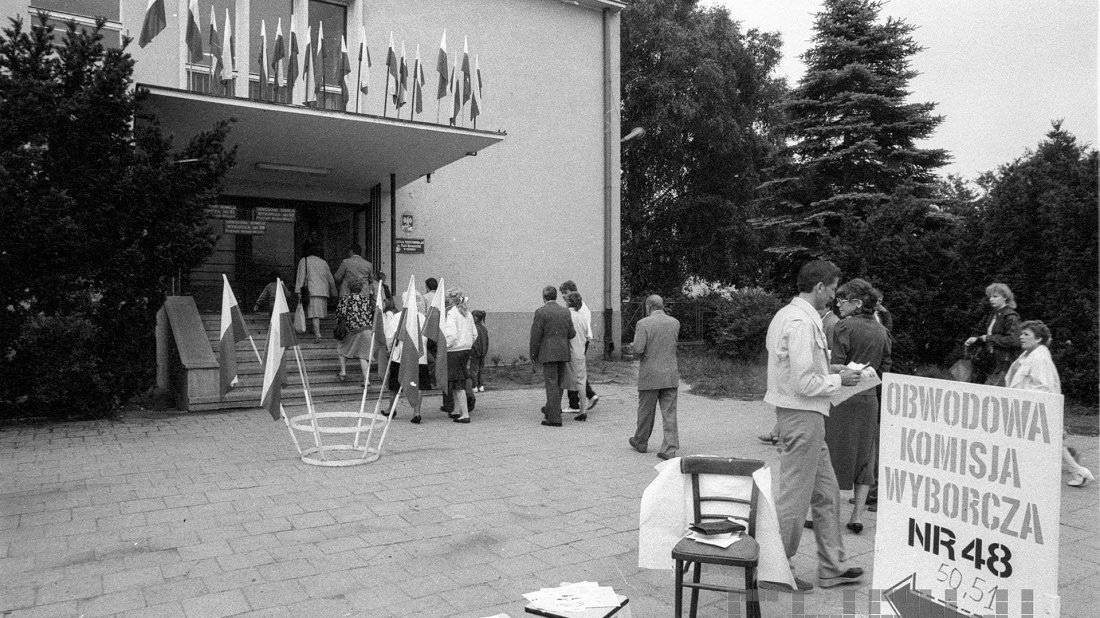 Wybory 4 czerwca 1989 r., obwodowe komisje wyborcze w Szkole Podstawowej nr 64 w Poznaniu, na os. Związku Młodzieży Socjalistycznej (dzisiaj os. Orła Białego), fot. Andrzej Szozda