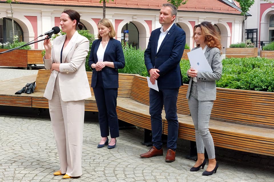 Na zdjęciu radne: Maria Lisiecka-Pawełczak, Dominika Król, Monika Danelska oraz zastępca prezydenta Poznania Mariusz Wiśniewski - grafika artykułu
