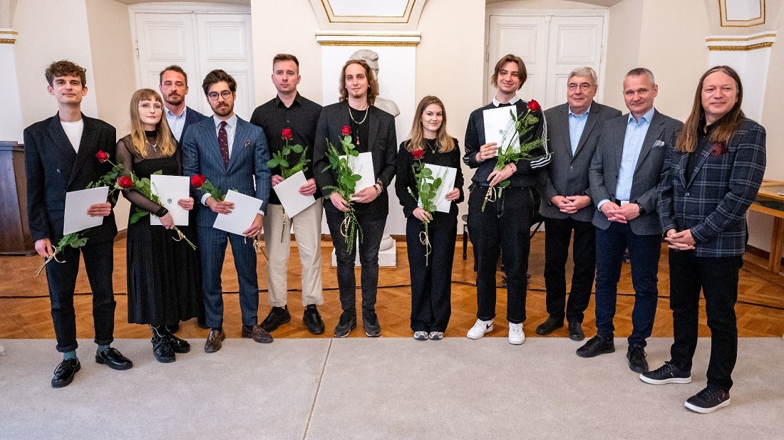 Laureatki i laureaci tegorocznych stypendiów artystycznych Miasta Poznania w towarzystwie przedstawicieli władz Miasta i przewodniczącego Kapituły. - grafika artykułu